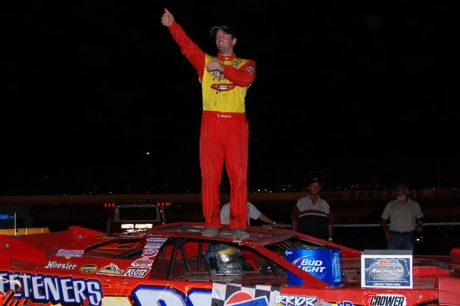 Tim McCreadie celebrates atop his winning No. 39. (shooterguyphotos.com)