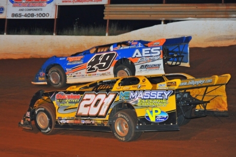 Jonathan Davenport (49) leads runner-up Billy Ogle Jr. at Tazewell. (mrmracing.net)