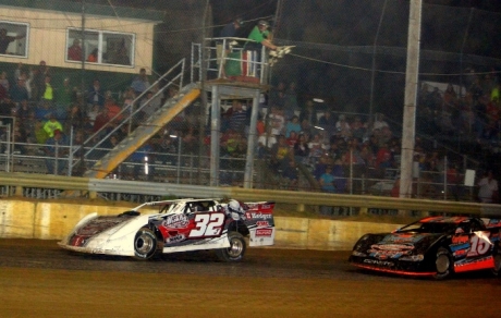 Jason Jaggers (32) takes the checkers ahead of Greg Johnson (15). (sraracingphotos.com)