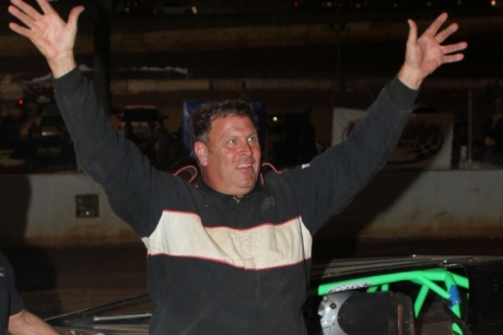 Mark Martin salutes the Volunteer crowd. (Chad Wells)