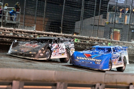 Darrell Lanigan (29) leads Josh Richards (1) in the final laps. (thesportswire.net)