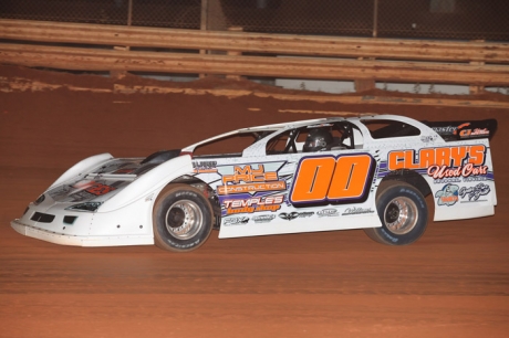 Booper Bare heads to victory at Clary's Speedway. (Clifford Dove)