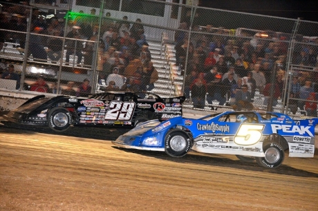 Darrell Lanigan (29) fights off Don O'Neal (5). (thesportswire.net)