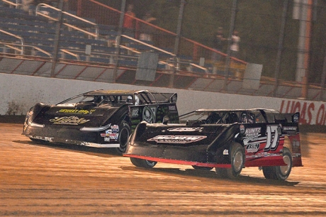 Scott Bloomquist (0) and Robert Baker (17m) battle. (thesportswire.net)