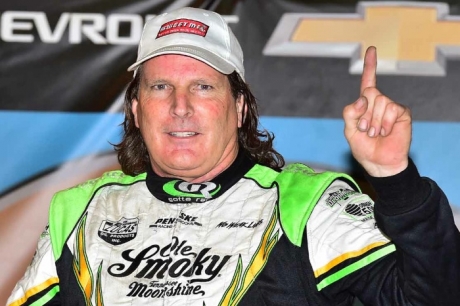 Scott Bloomquist shows where he finished. (rickschwalliephotos.com)