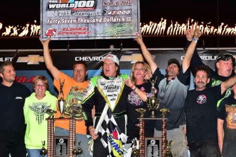 Scott Bloomquist's winning team celebrates. (rickschwalliephotos.com)