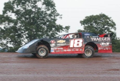 Shannon Babb blasts around Lernerville Speedway. (DirtonDirt.com)