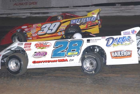 Jimmy Mars (28) challenges McCreadie (39) on lap 22. (DirtonDirt.com)