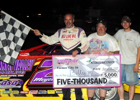 Moyer celebrates with crew members. (Rich Edwards Jr.)