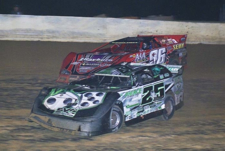 Jason Feger (25) outran Terry English (96). (kohlsracingphotos.com)